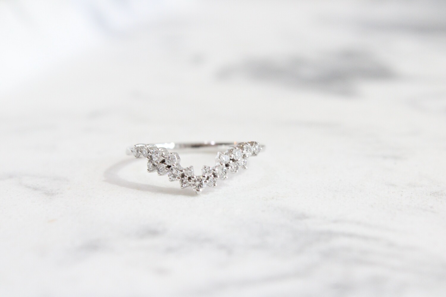 14kw .33ct Total Scattered Diamond Curved Band, 19 round Diamonds 