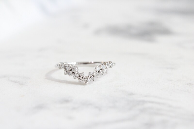 14kw .33ct Total Scattered Diamond Curved Band, 19 round Diamonds 