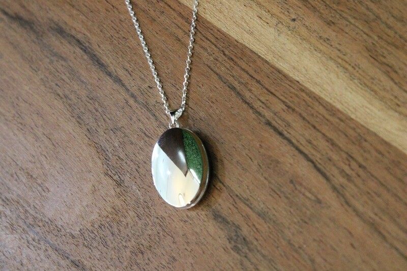 Sterling Silver Polished 26mm Oval Locket on 20&quot; Diamond- cut Cable Chain