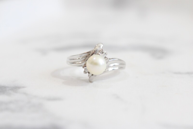 14kw Pearl Bypass Ring With 2 Baguette Diamonds at .03ct Total 