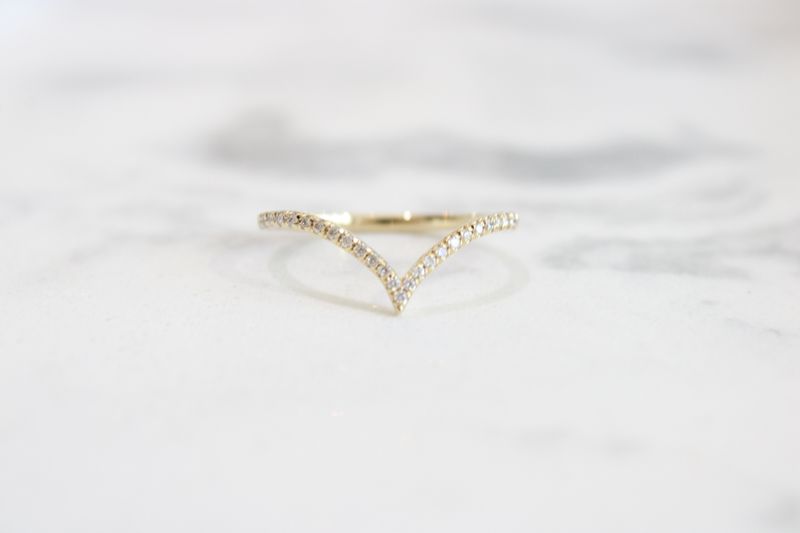 14ky 1/4ct Total Diamond Contour V Band, 37 Round Diamonds 