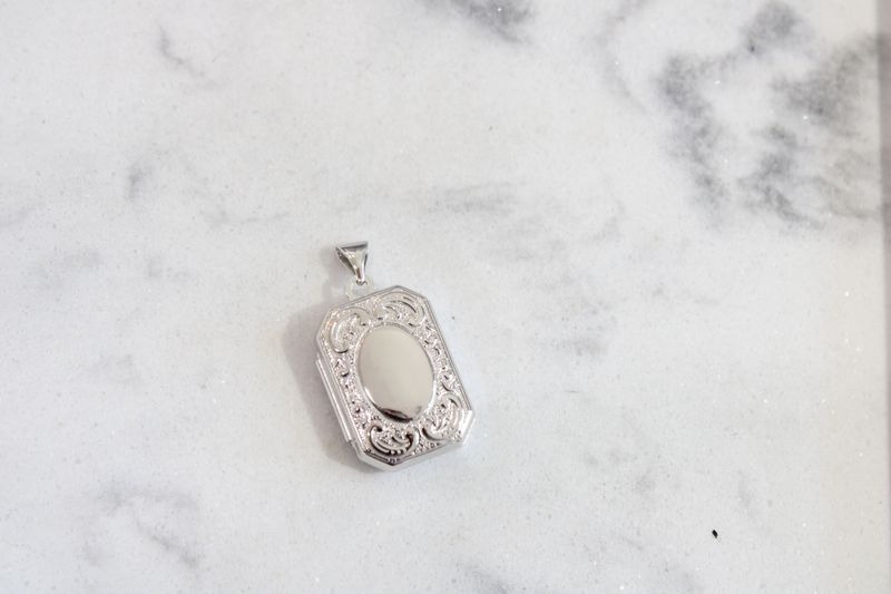 Sterling Silver Polished Fancy Scroll 21mm Octagonal Locket