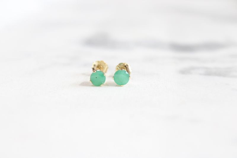 14kt Yellow Gold 4mm Emerald Stud Earrings