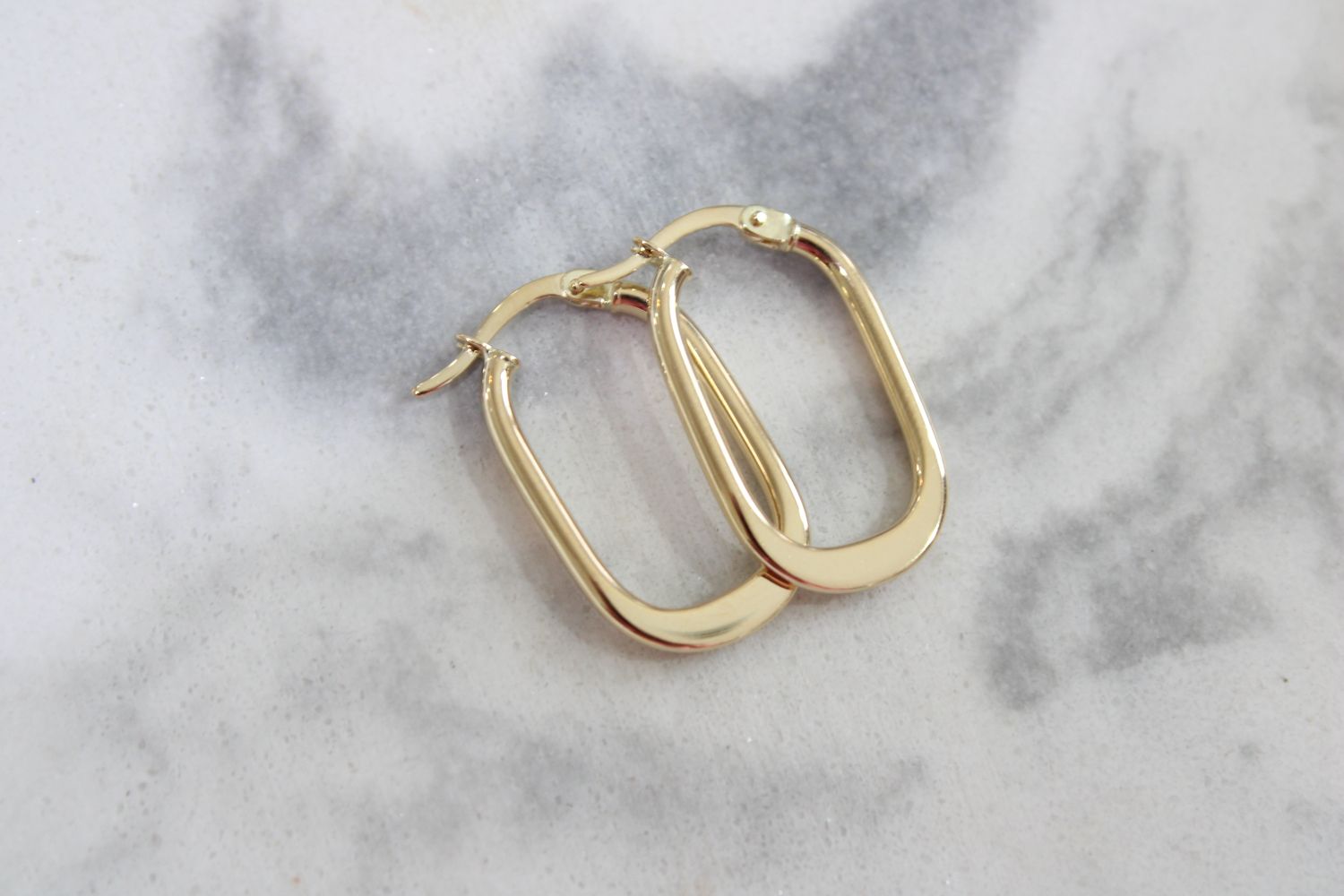 14k Polished Oval Tapered Tube Hoop Earrings 14k Polished Oval Tapered Tube Hoop Earrings