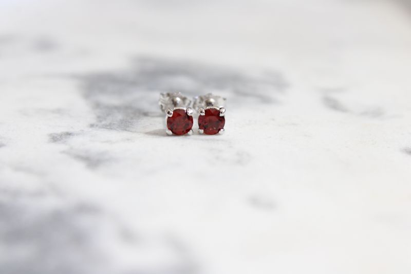 14kt White Gold 4mm Garnet Stud Earrings