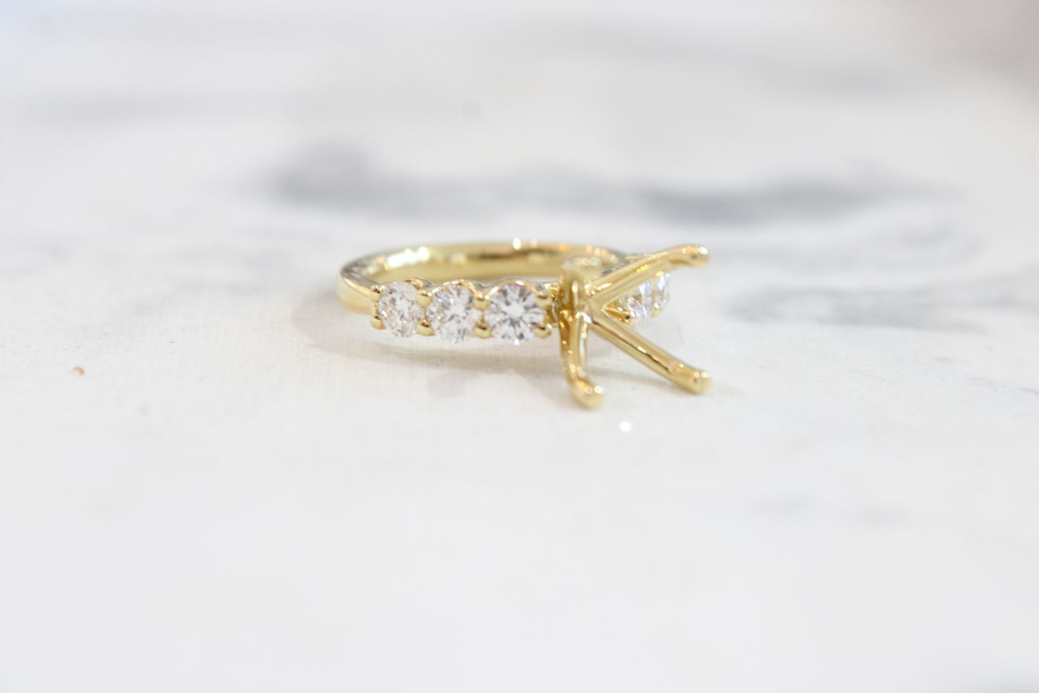 18K Yellow Gold Diamond Mounting 6 Diamonds 1 CT