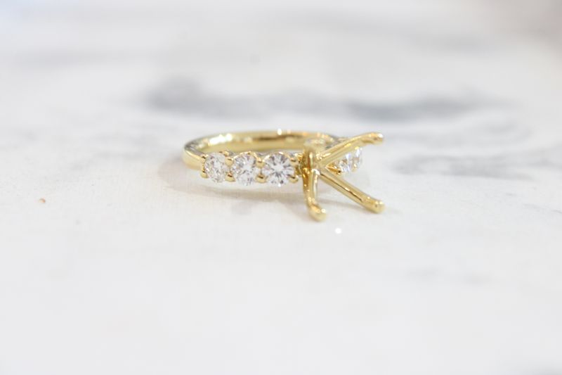 18K Yellow Gold Diamond Mounting 6 Diamonds 1 CT