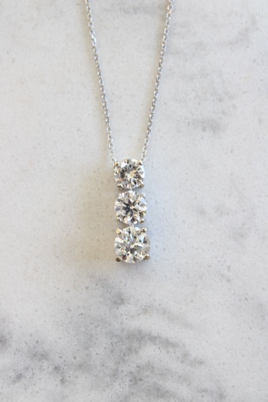 14kt White Gold 1.5ct Diamond Graduated Three Stone Necklace 14kt White Gold 1.5ct Diamond Graduated Three Stone Necklace