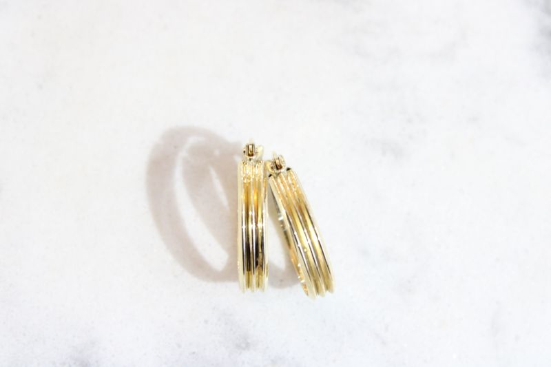 10K Polished and Grooved Oval Hoop Earrings 10K Polished and Grooved Oval Hoop Earrings