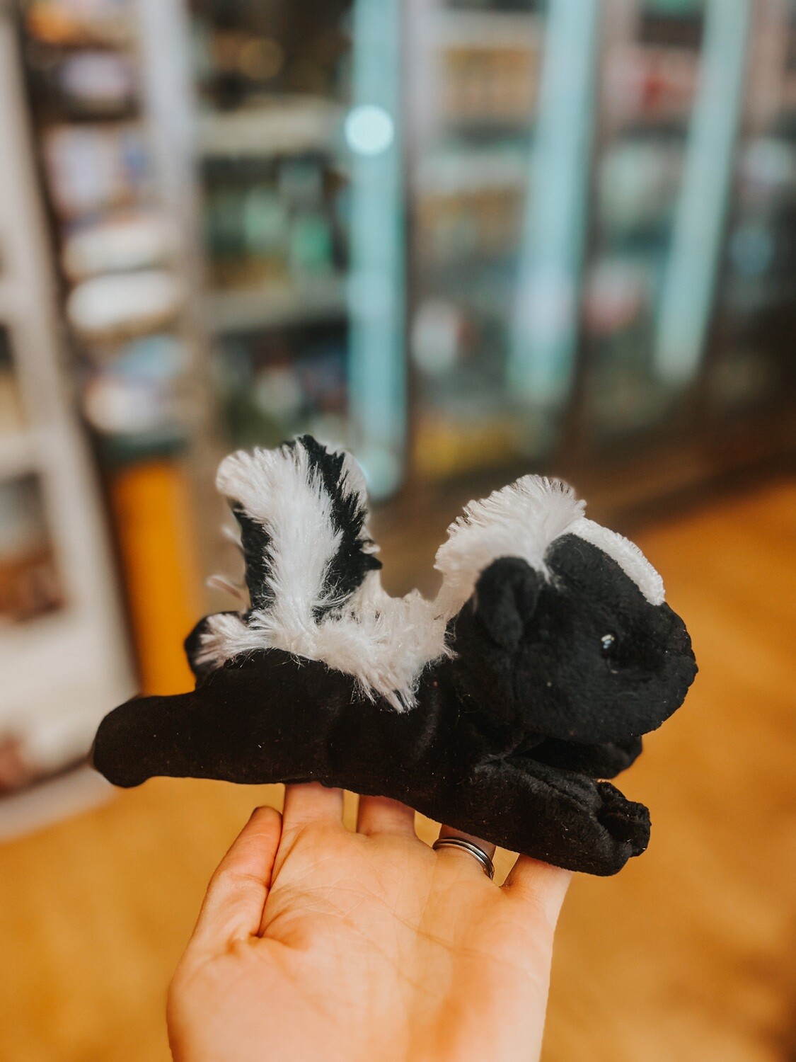 Handful Skunk 6" Handful Skunk 6"