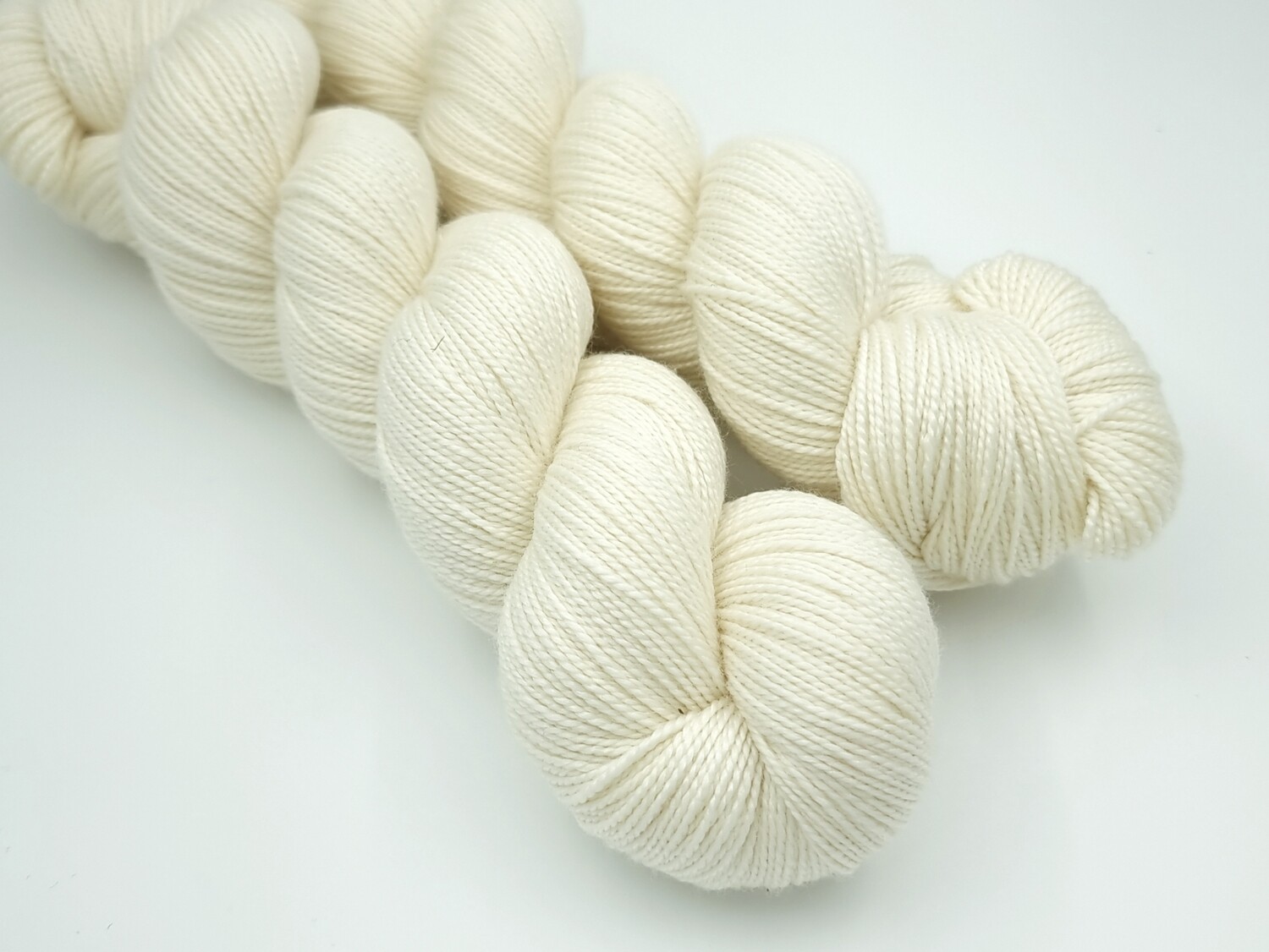 Ufarvet Merino/silke 365m/100g