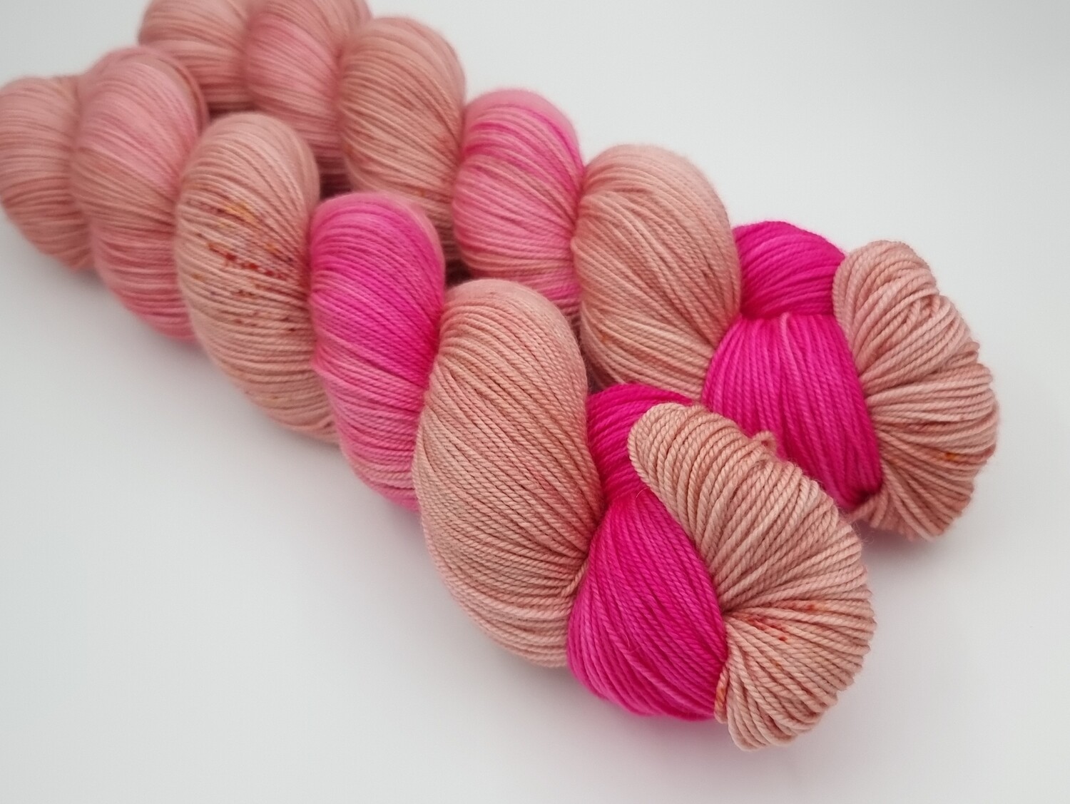 Hot Lips Merino 400m/100g (Assigned Pooling) Hot Lips Merino 400m/100g (Assigned Pooling)