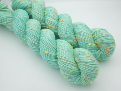 Ice Ladybug Neon Tweed 400m/100 g