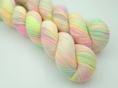 Pastel Pleasure Ladybug on Organic Merino 400m/100g
