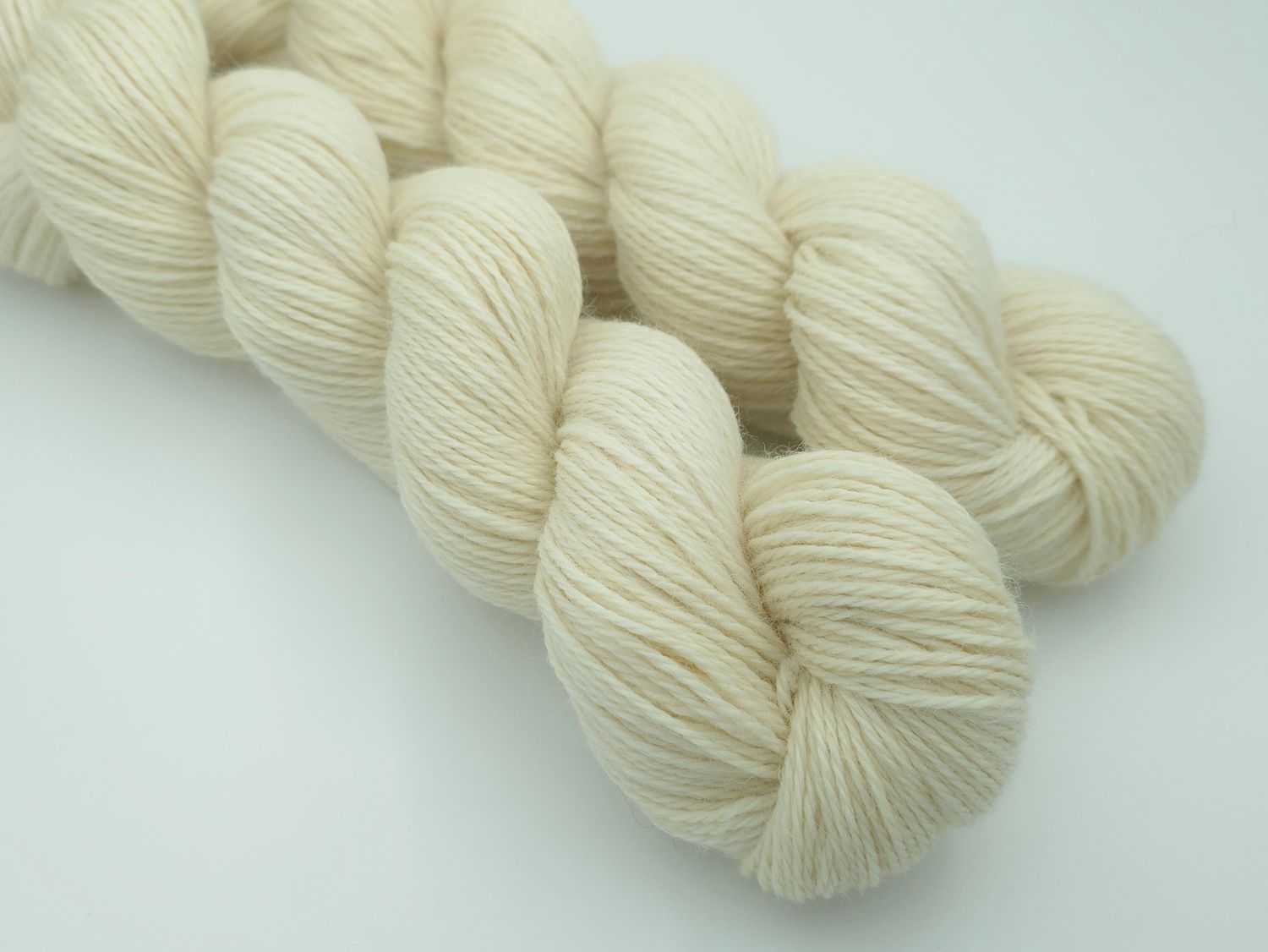 Undyed Corriedale DK 230m/100g Undyed Corriedale DK 230m/100g