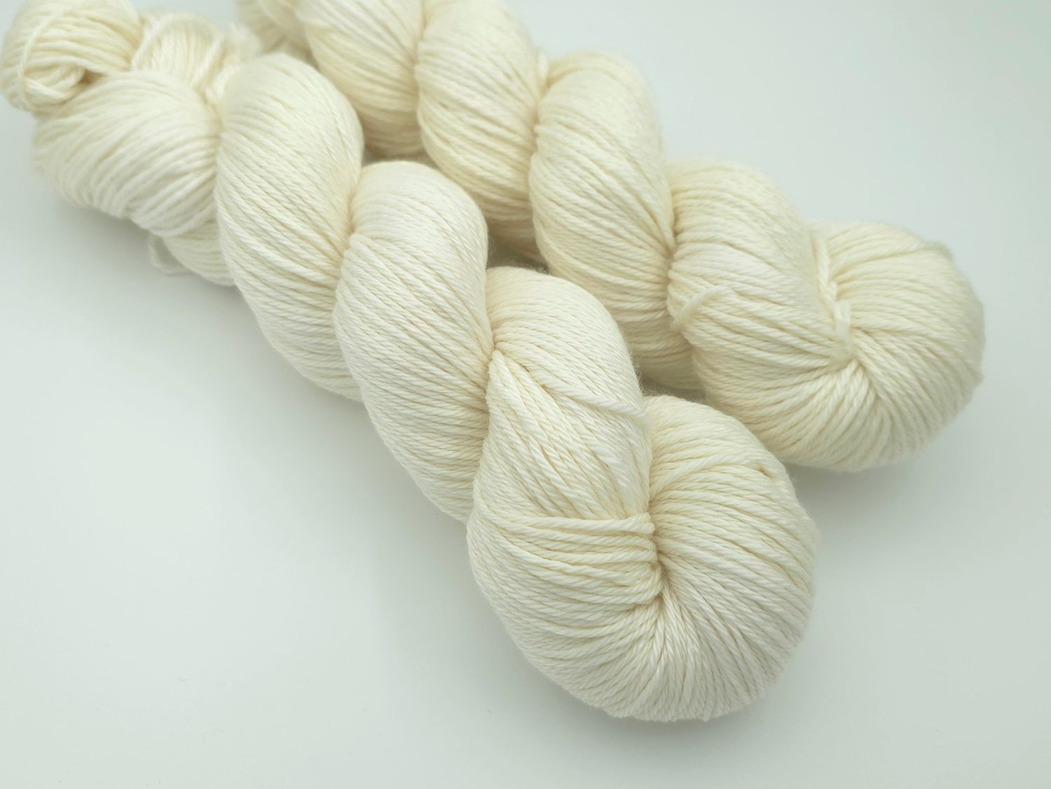 Undyed Superwash Merino/Silk 235m/100g