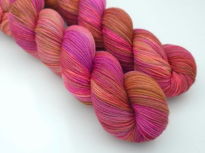 Fading Rose Ladybug on Organic Merino 400m/100g Fading Rose Ladybug on Organic Merino 400m/100g