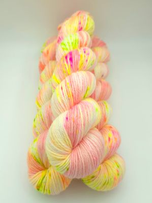 Ranunculus Ladybug on Organic Merino 225m/100g
