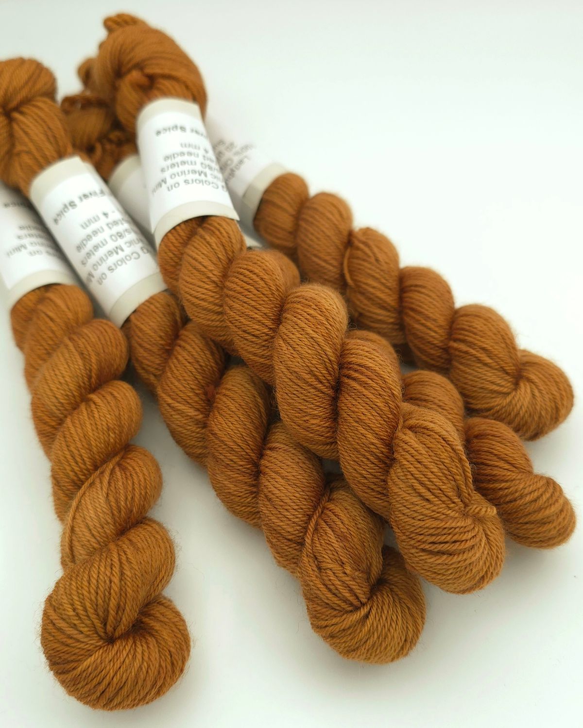 Antique Rose Minis Ladybug on Organic Merino 80m/20g Antique Rose Minis Ladybug on Organic Merino 80m/20g