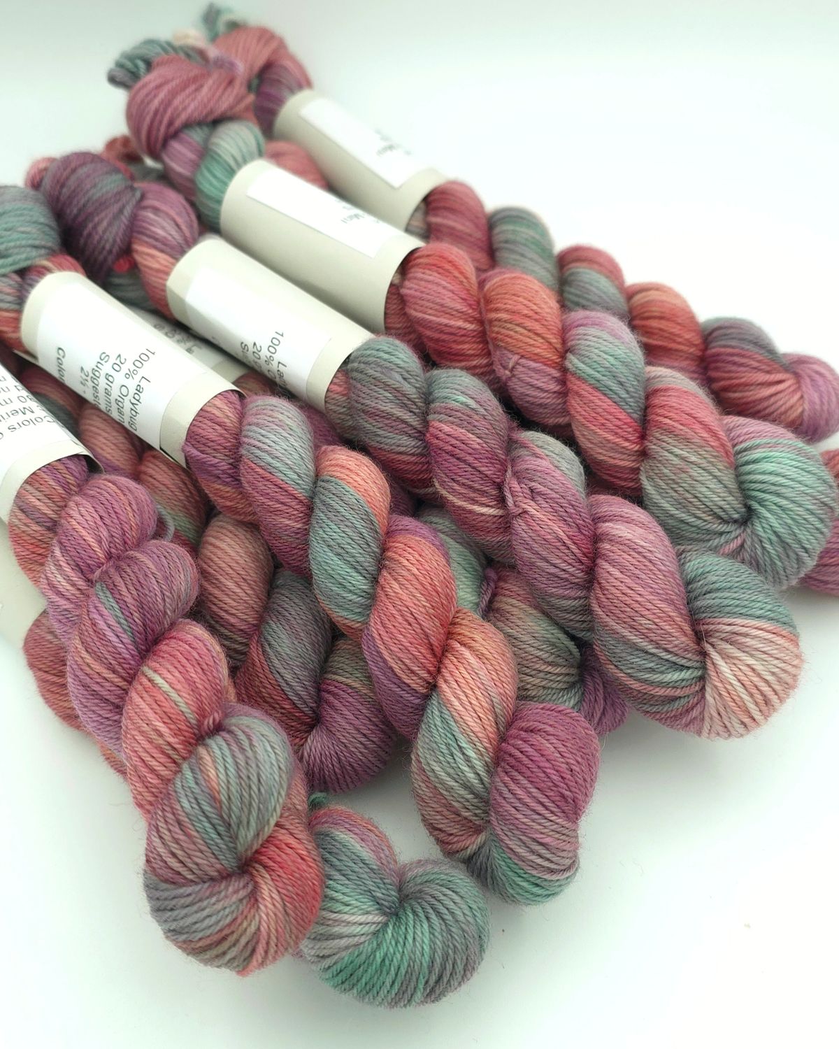 Antique Rose Minis Ladybug on Organic Merino 80m/20g Antique Rose Minis Ladybug on Organic Merino 80m/20g