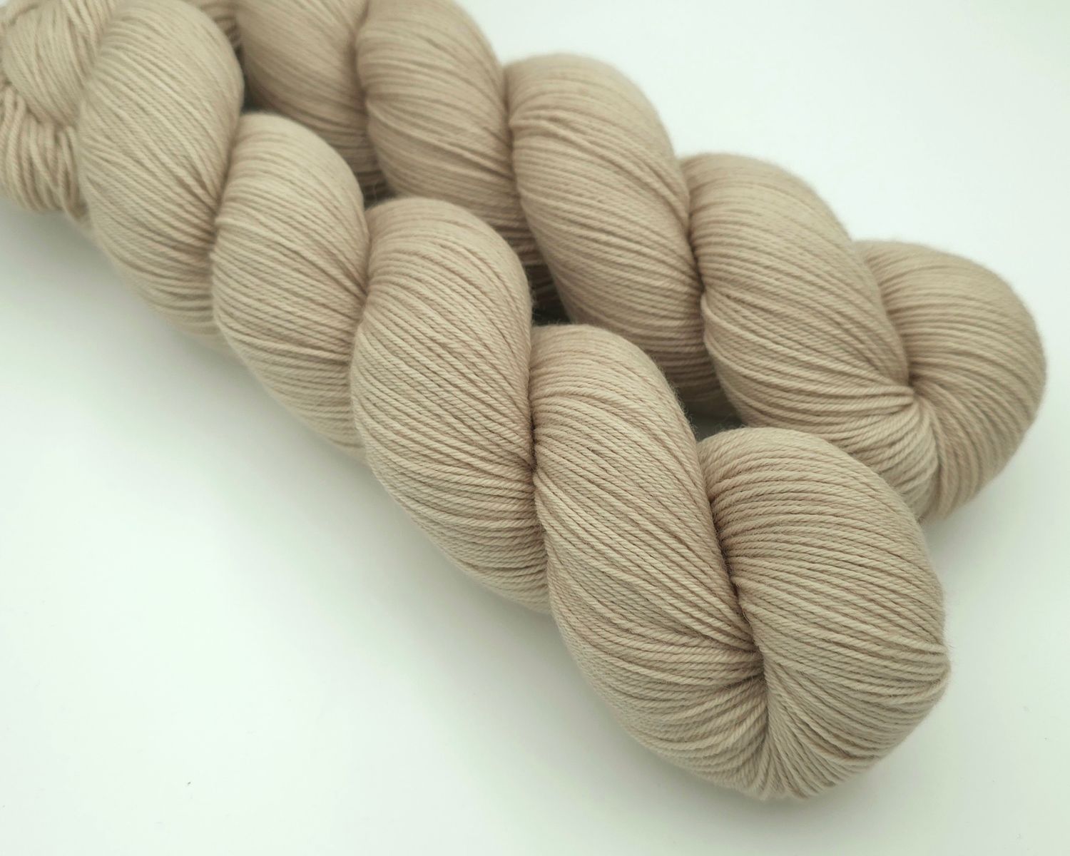 Whisper Ladybug on Organic Merino 400m/100g Whisper Ladybug on Organic Merino 400m/100g