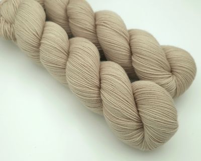 Whisper Ladybug on Organic Merino 400m/100g Whisper Ladybug on Organic Merino 400m/100g
