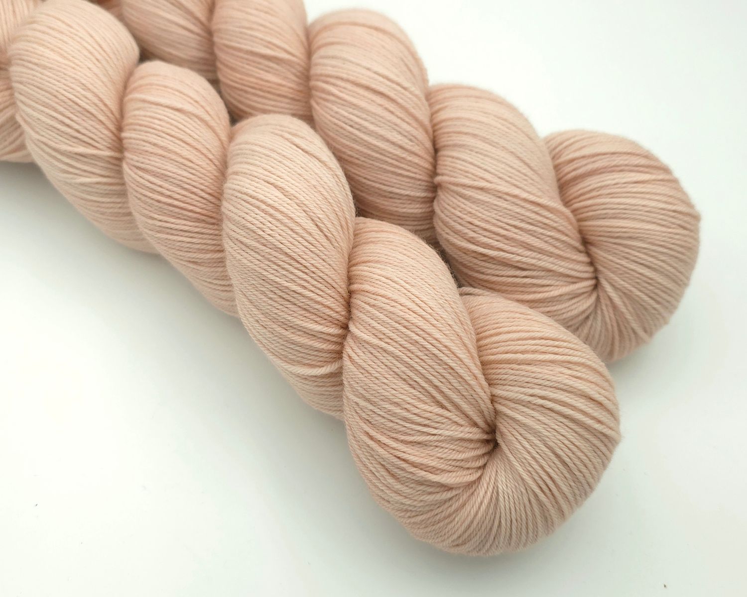 Bisque Ladybug on Organic Merino 400m/100g Bisque Ladybug on Organic Merino 400m/100g