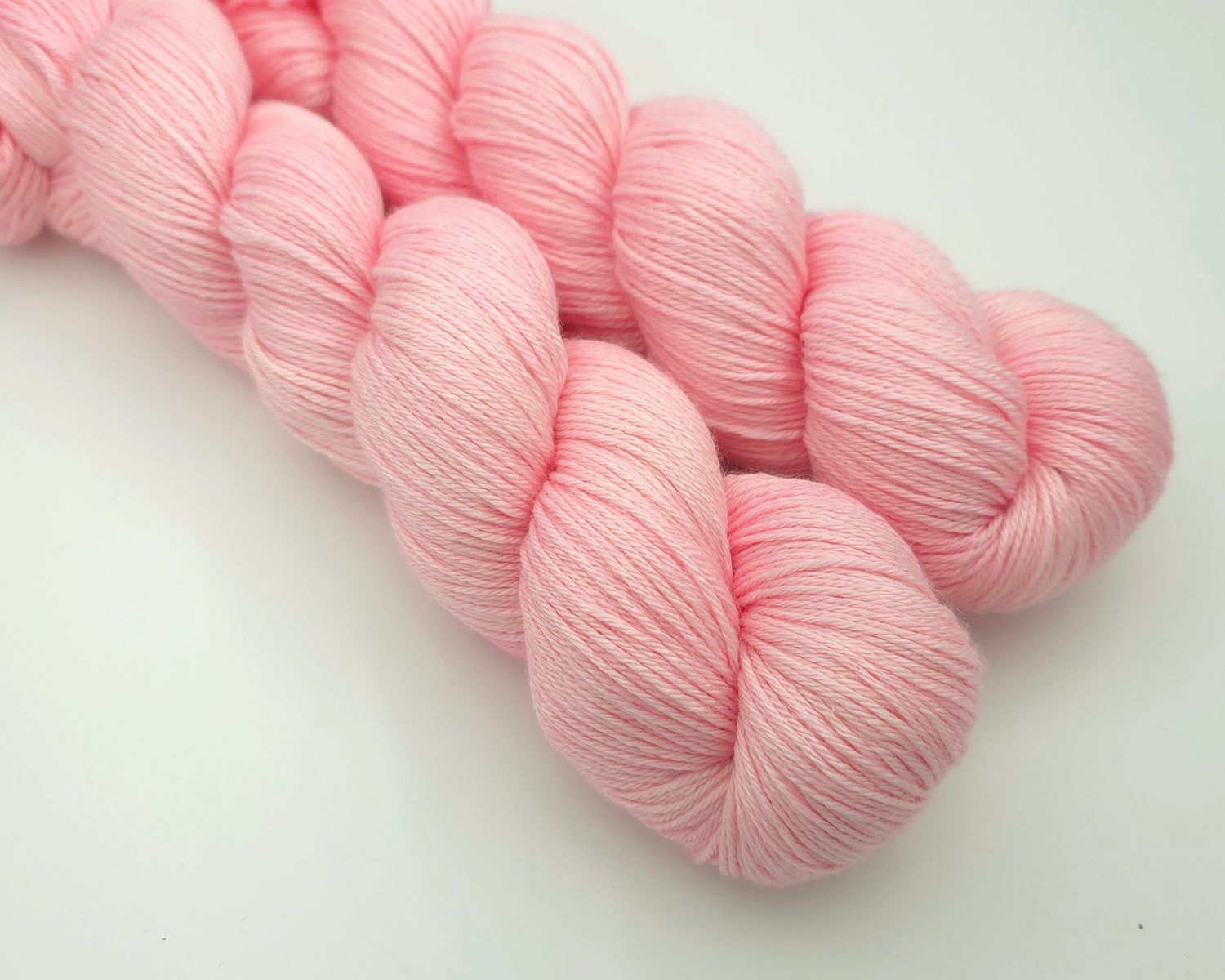 Strawberry Milk Fifty Fifty Merino/Silke 400m/100g Strawberry Milk Fifty Fifty Merino/Silke 400m/100g