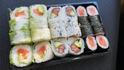 PLATEAU MIXTE MAKIS SAUMON, CALIFORNIAS SAUMON AVOCAT, SPRING ROLLS SAUMON AVOCAT