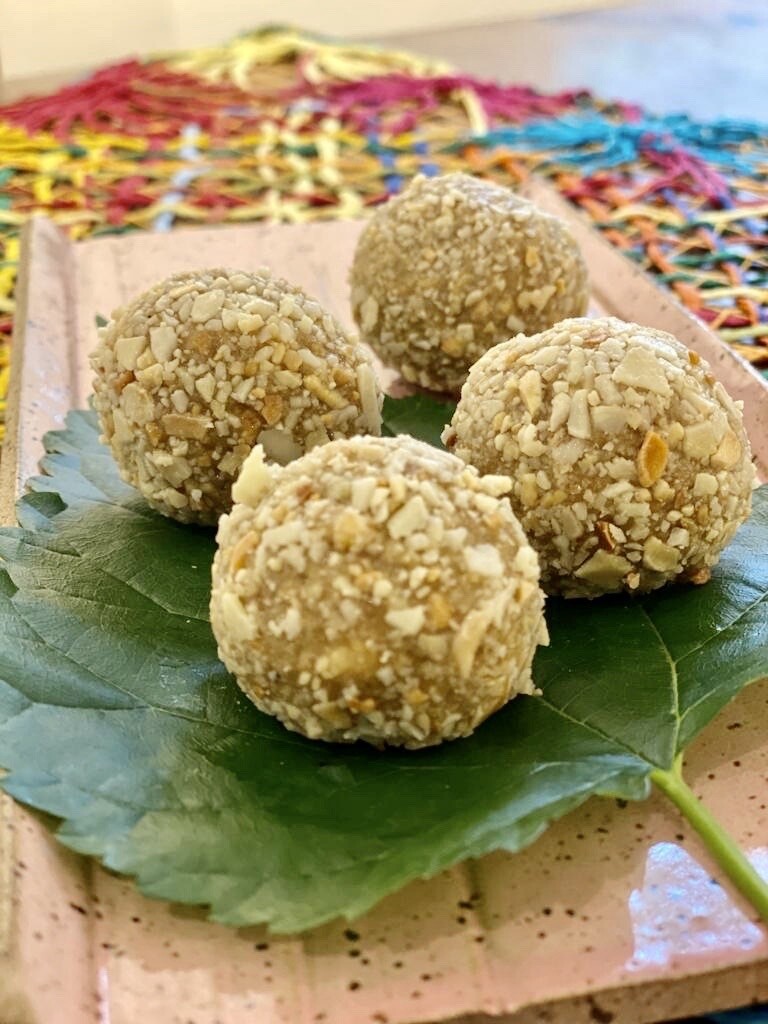 Docinho de gergelim, amendoim e melado orgânico, coco e amêndoas Docinho de gergelim, amendoim e melado orgânico, coco e amêndoas