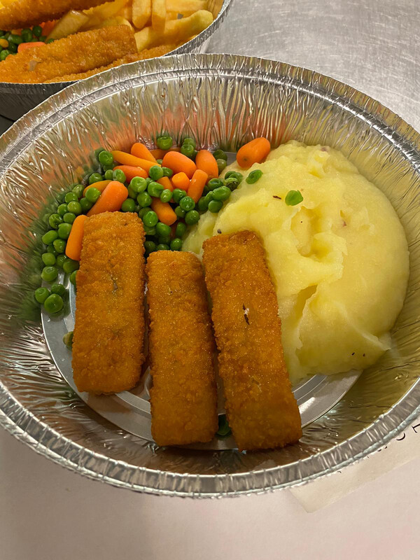3 Fischstäbchen mit Püree und Gemüse