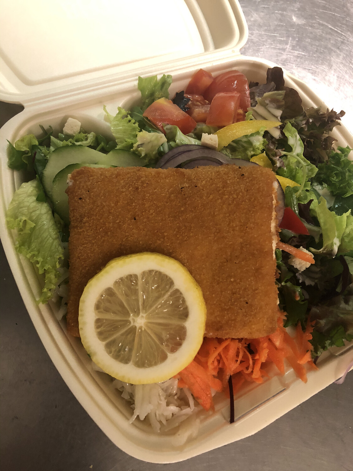 Gebackener Schafskäse an buntem Salat