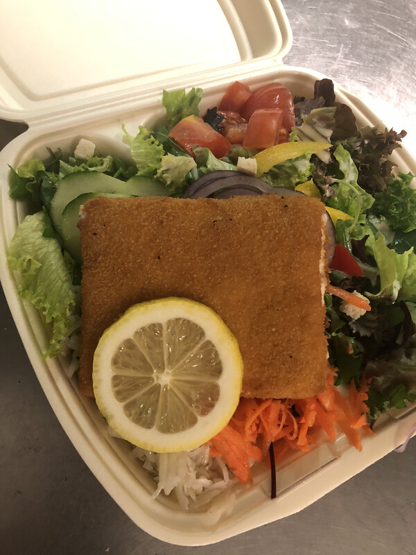 Gebackener Schafskäse an buntem Salat