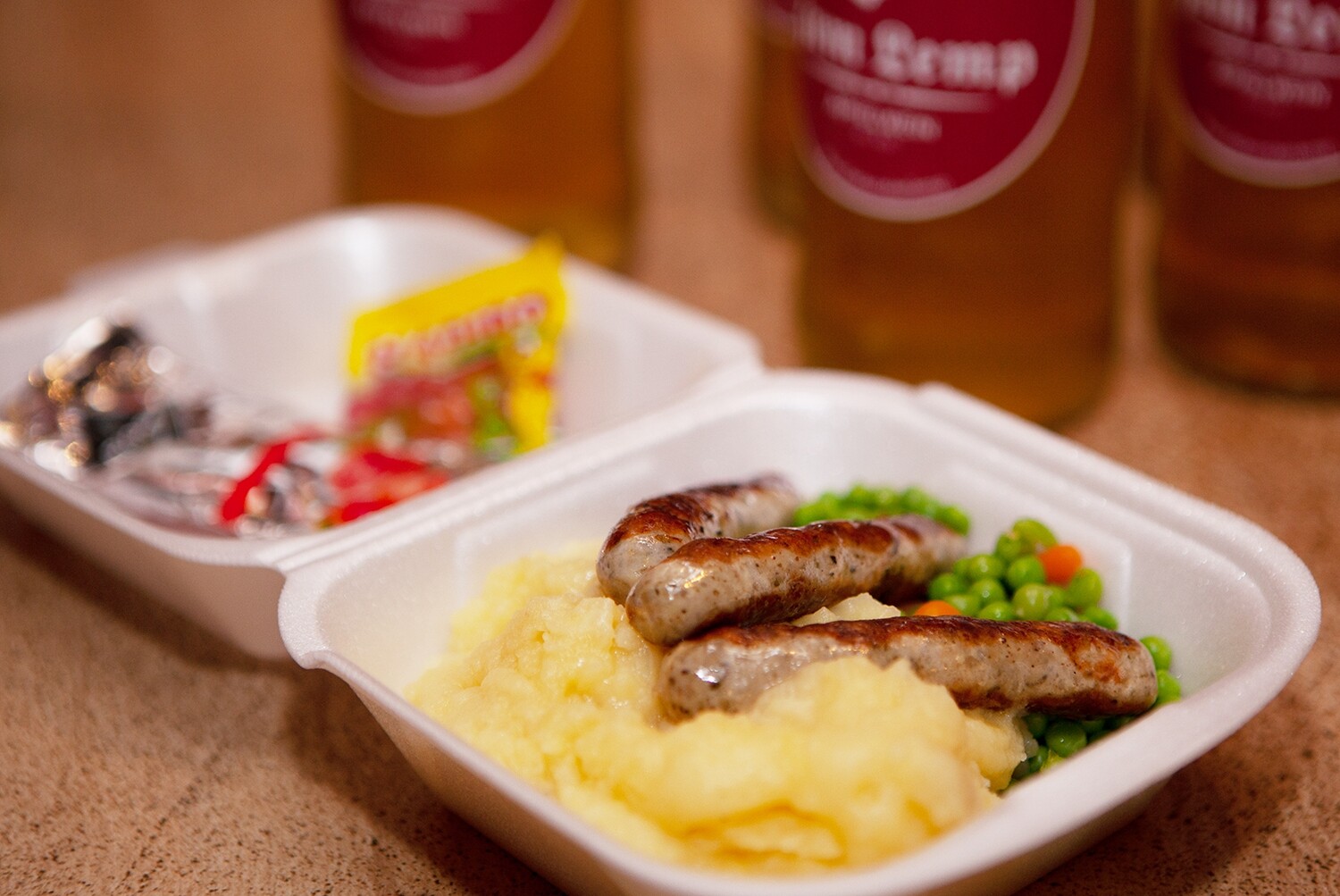 3 Rostbratwürstchen mit Püree und Gemüse