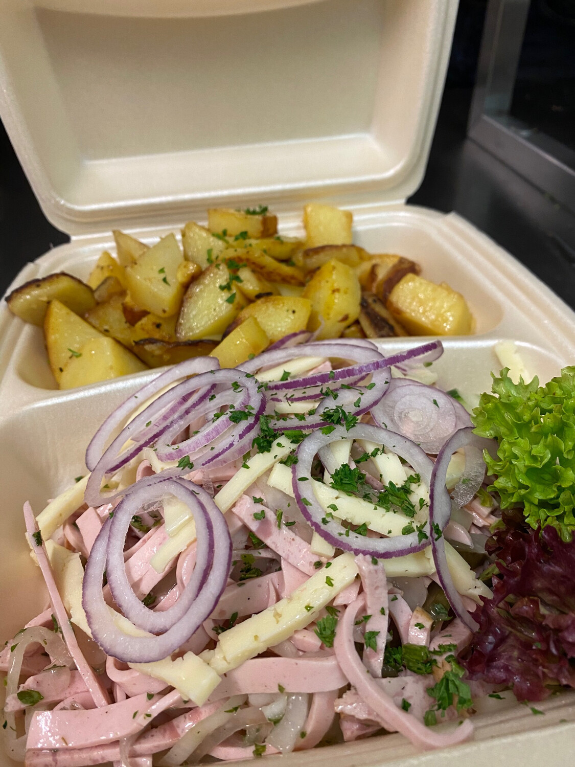 Wurstsalat mit Bratkartoffeln