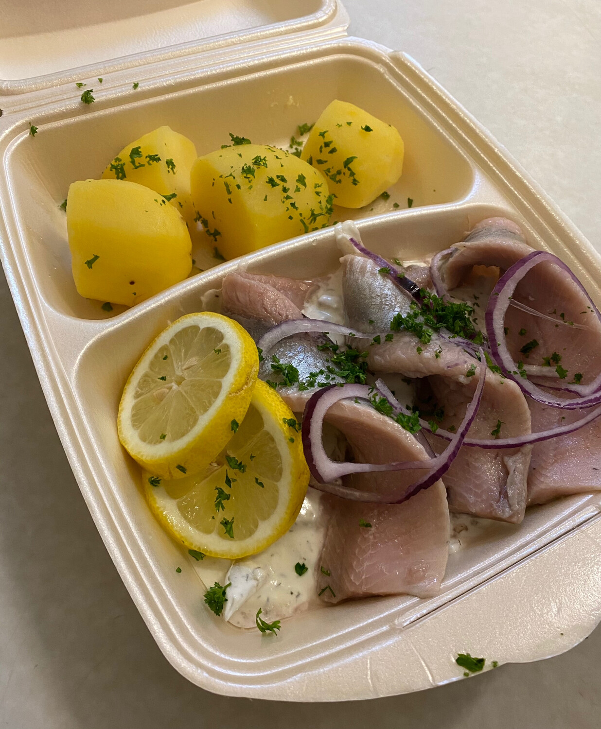 Heringsfilet mit hausgemachter Sauce und Salzkartoffeln