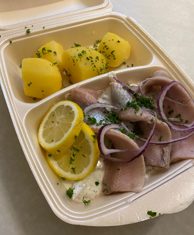 Heringsfilet mit hausgemachter Sauce und Salzkartoffeln