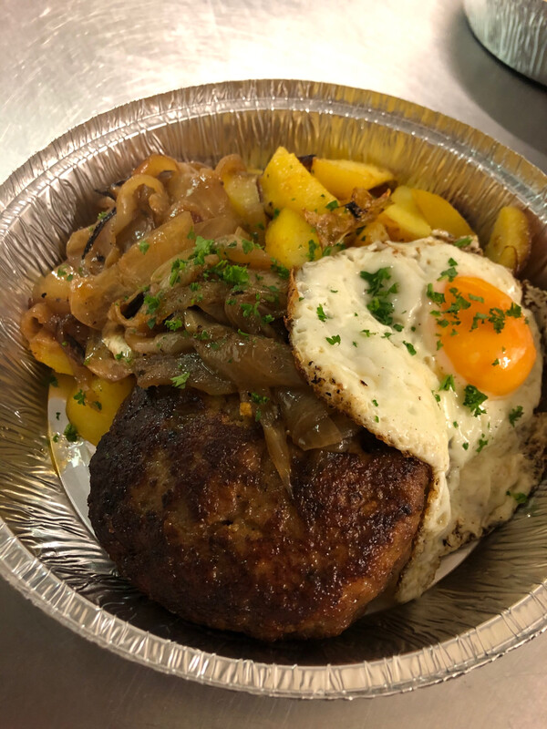 Hacksteak mit Zwiebeln und Bratkartoffeln