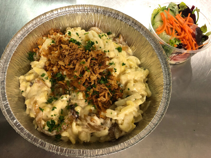 Käsespätzle mit Salat