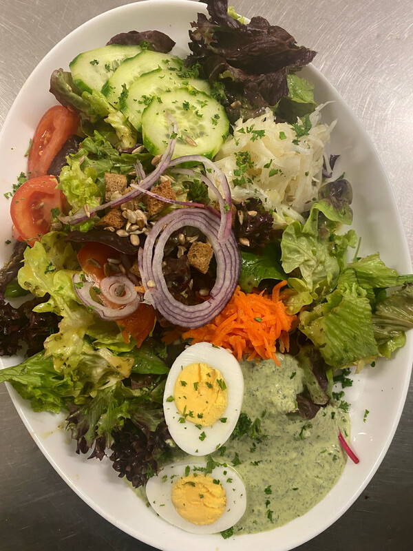 Frankfurter Salat – Bunter Salatteller mit gekochtem Ei und Grüner Soße 