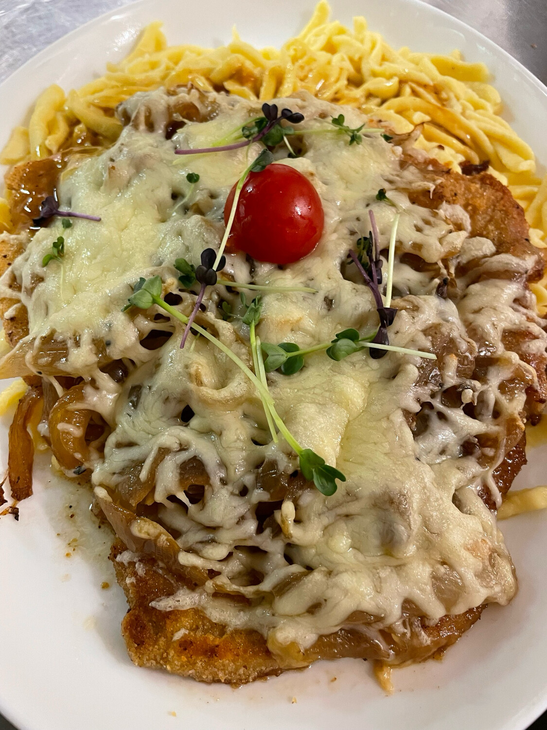 Allgäuer Schnitzel, mit Zwiebeln und Käse überbacken und Spätzle Allgäuer Schnitzel, mit Zwiebeln und Käse überbacken und Spätzle