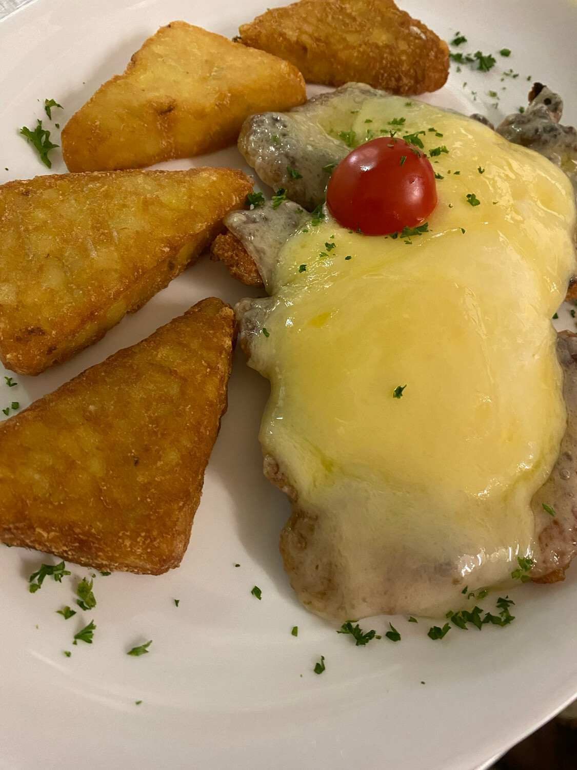 Schweizer Schnitzel mit Hollandaise & Käse überbacken mit Rösti Schweizer Schnitzel mit Hollandaise & Käse überbacken mit Rösti