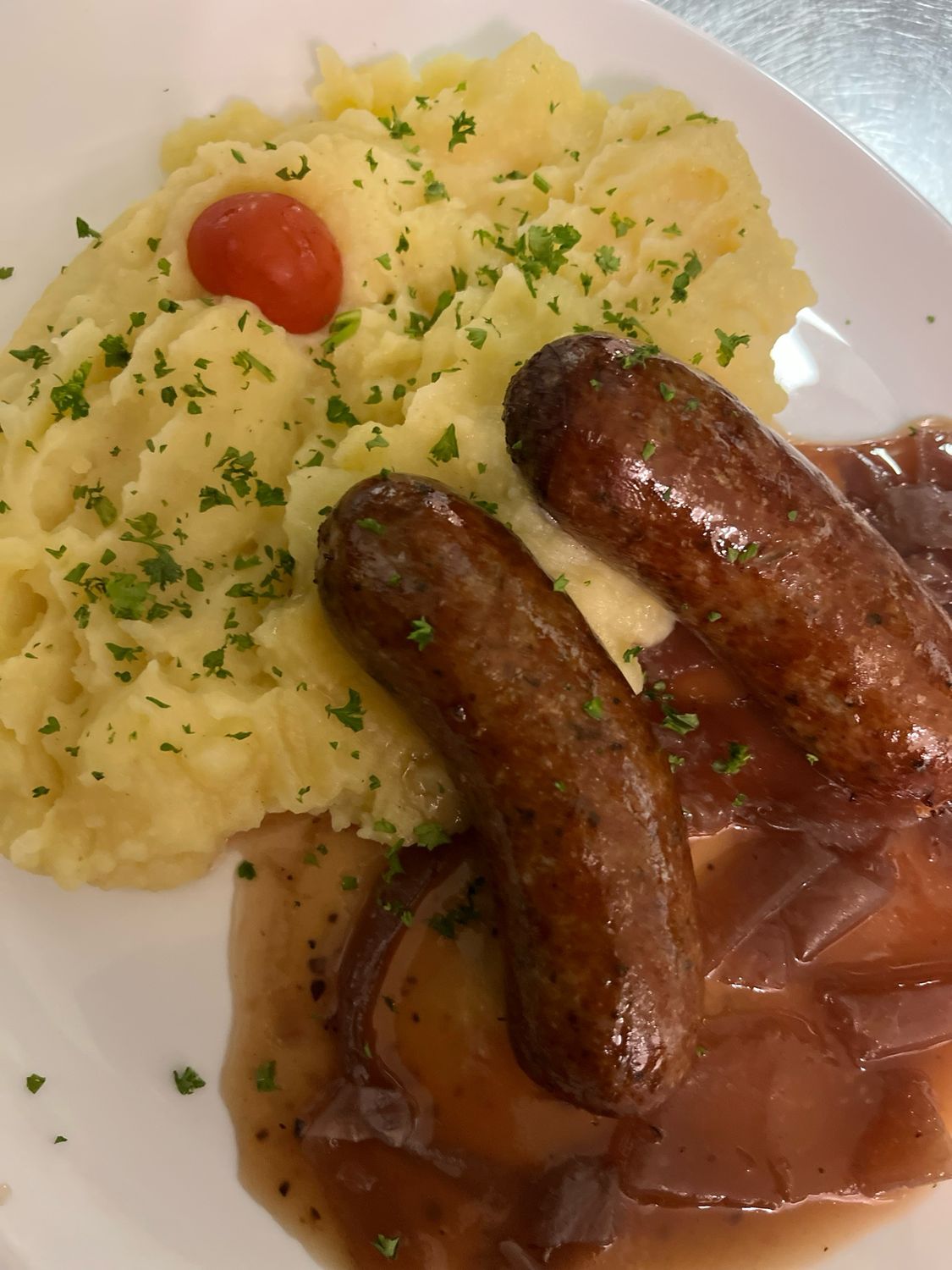 Wildbratwurst mit Rotweinzwiebeln, Püree und Salat