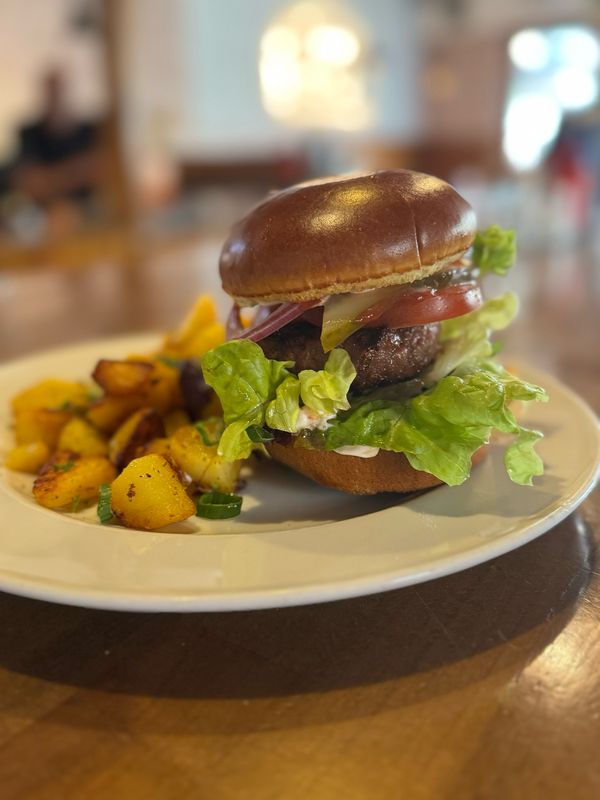 Beyond Burger mit Bratkartoffeln