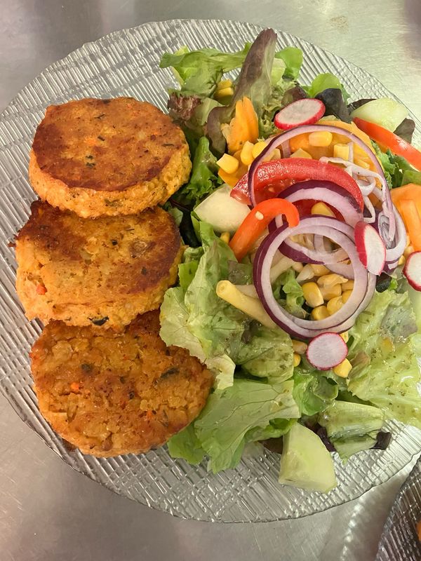 Rote Linsen Bratlinge an bunten Salat mit 7 Kräuter Dressing (Vegan/Glutenfrei)