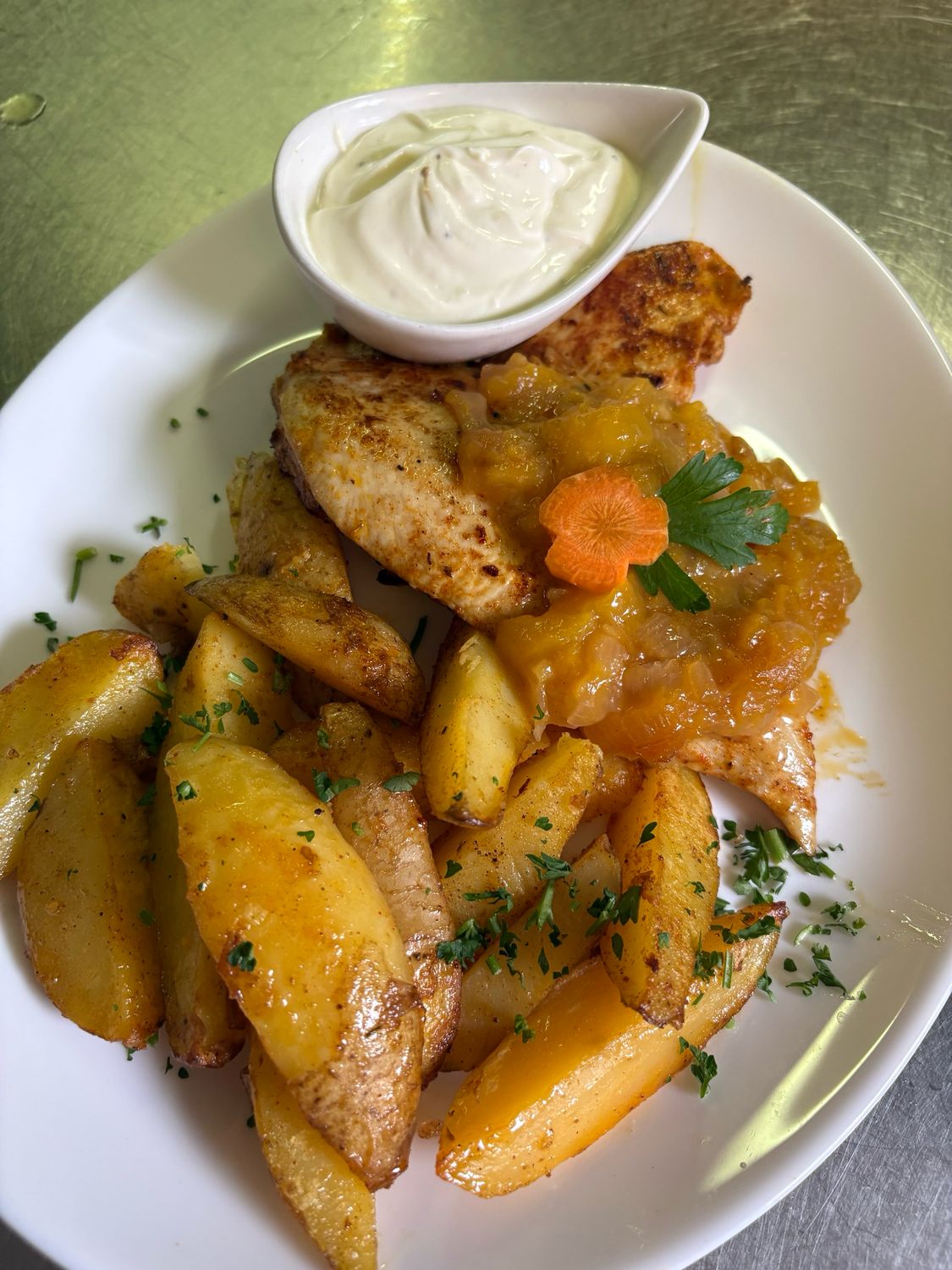 Tagesgericht 1 (Gegrillte Hähnchenbrust mit Mango Chutney, Kartoffelecken, Sour Cream & Salat) Tagesgericht 1 (Gegrillte Hähnchenbrust mit Mango Chutney, Kartoffelecken, Sour Cream & Salat)