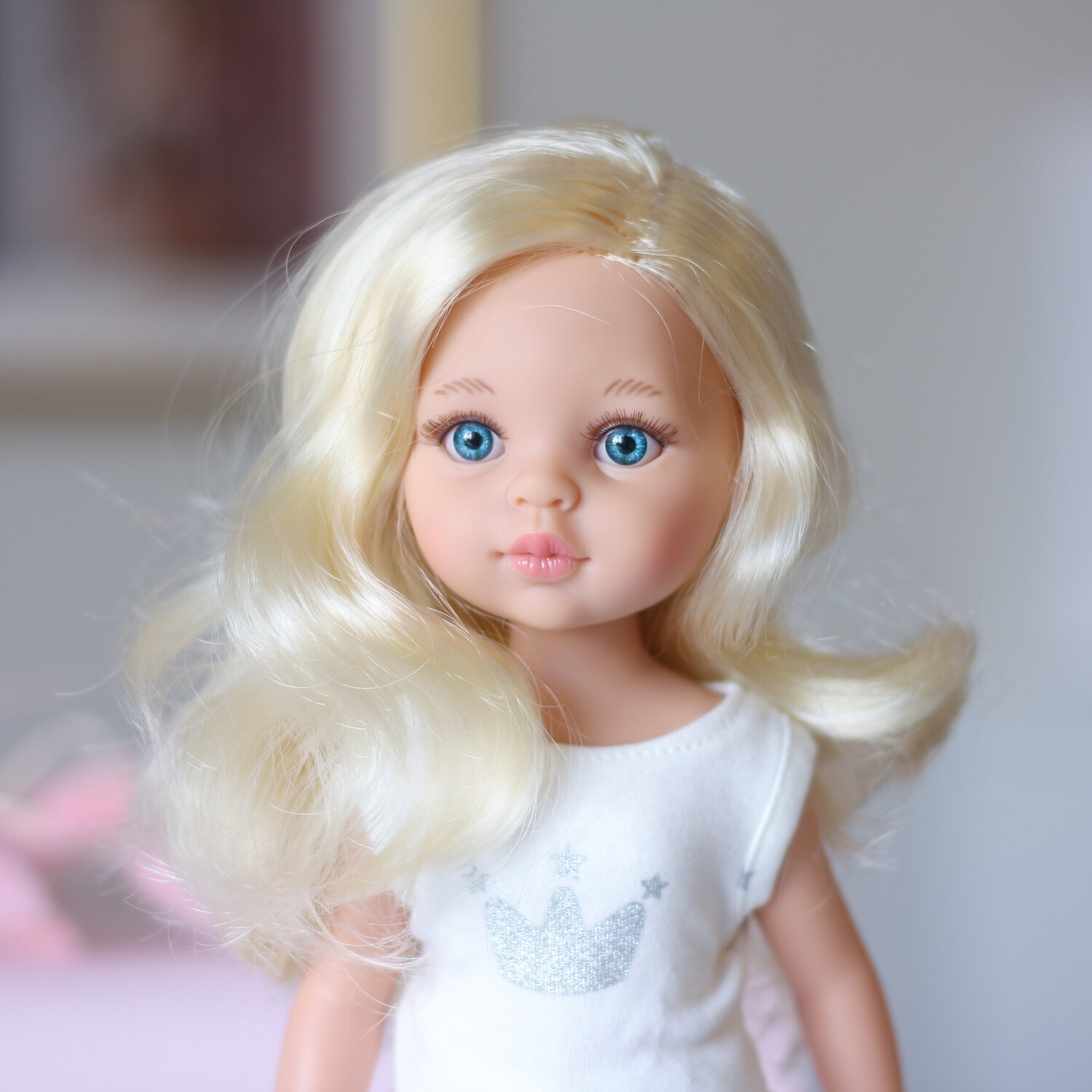 Клаудиа в фабричной пижаме, волнистые волосы, глаза голубые