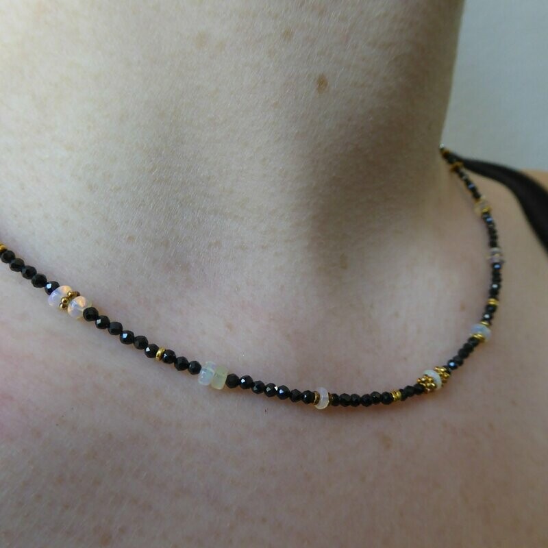 Collier Höchst EDEL: Spinell mit Opal Collier Höchst EDEL: Spinell mit Opal