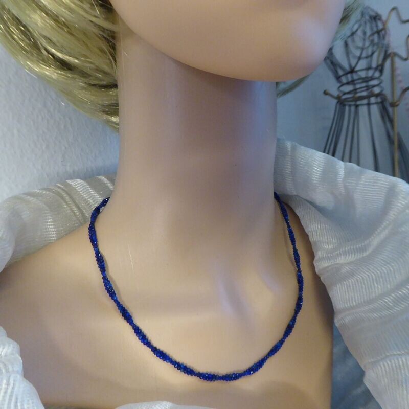 Zarte, gedrehte Lapiskette