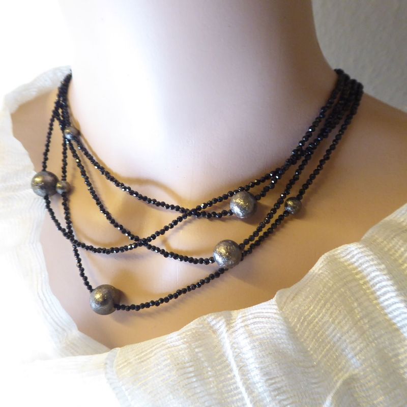 Lange Spinellkette mit Silberkugeln Lange Spinellkette mit Silberkugeln